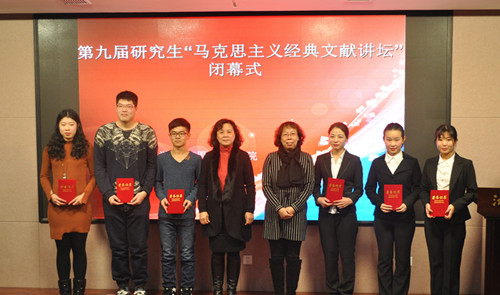 585352b27aee9.jpg 崔晓庚教授、秦晓波教授为二等奖获得者颁发证书.jpg