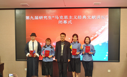 585352dc741bf.jpg 李福岩教授为一等奖获得者颁发证书.jpg
